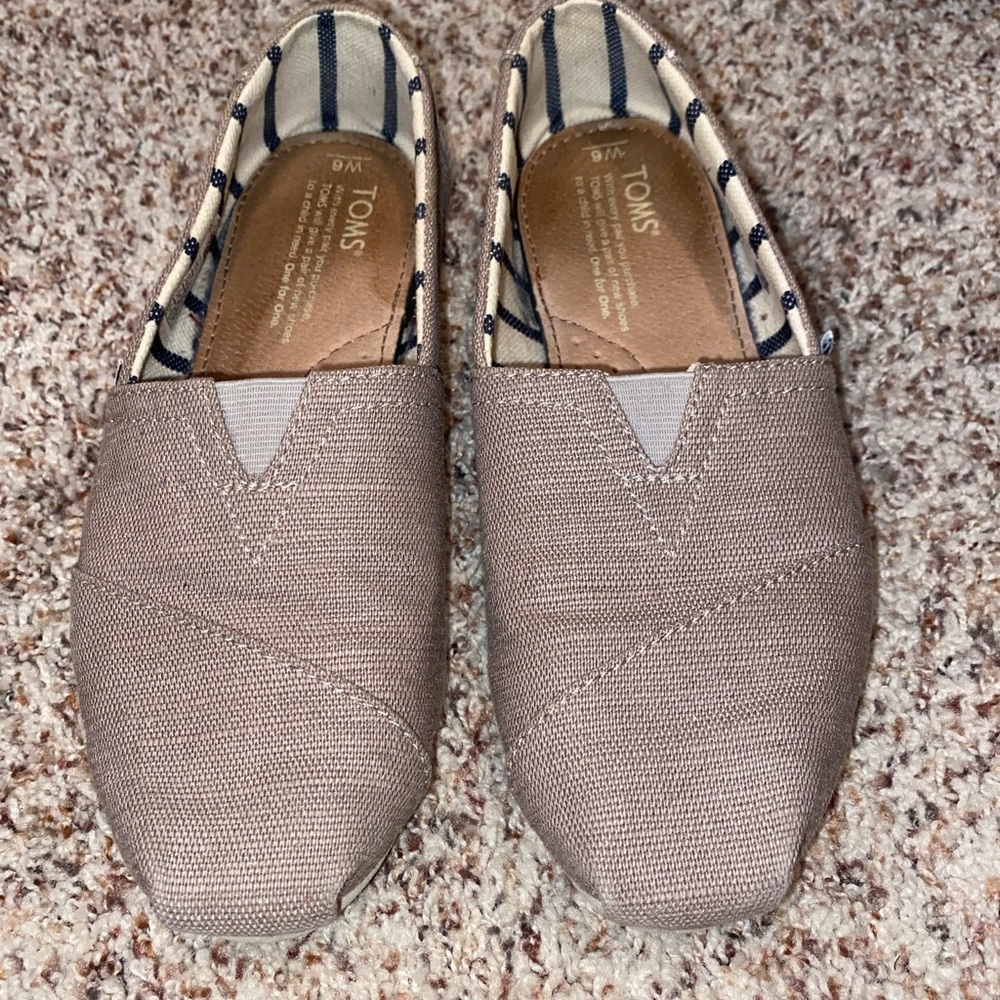 TOMS SIZE 6